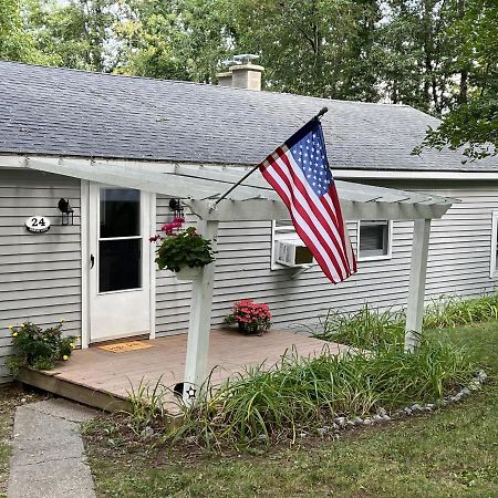 Cozy Colchester Cabin Near Lake מראה חיצוני תמונה